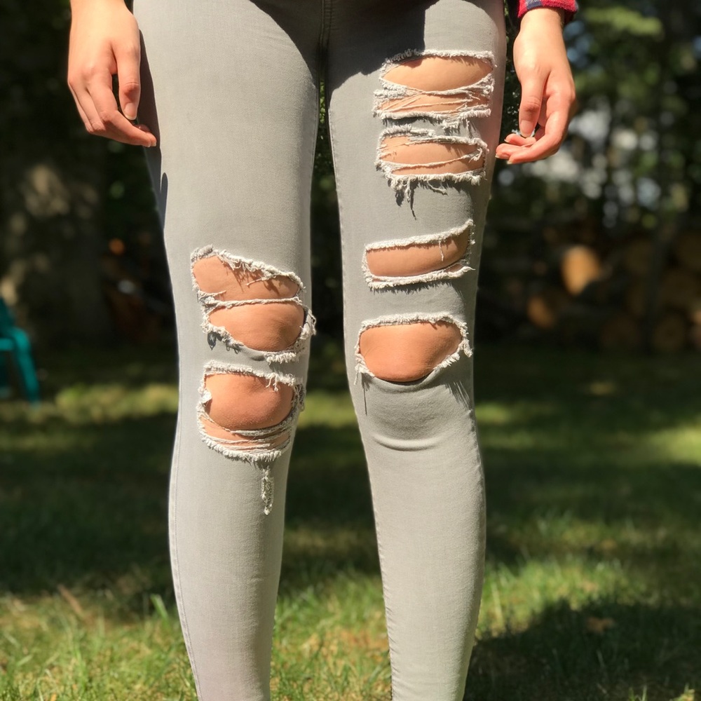 AMERICAN EAGLE super skinny grey ripped jeans